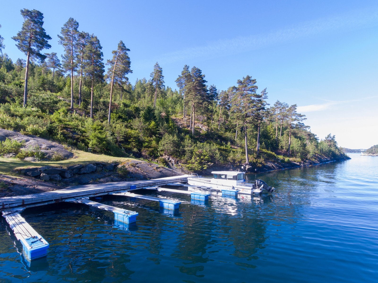Fra bryggeanlegget nede ved sjøen i tilknytning til tomteområdet, tar det ca. 10 minutter inn til Kragerø i egen båt Galleribilde