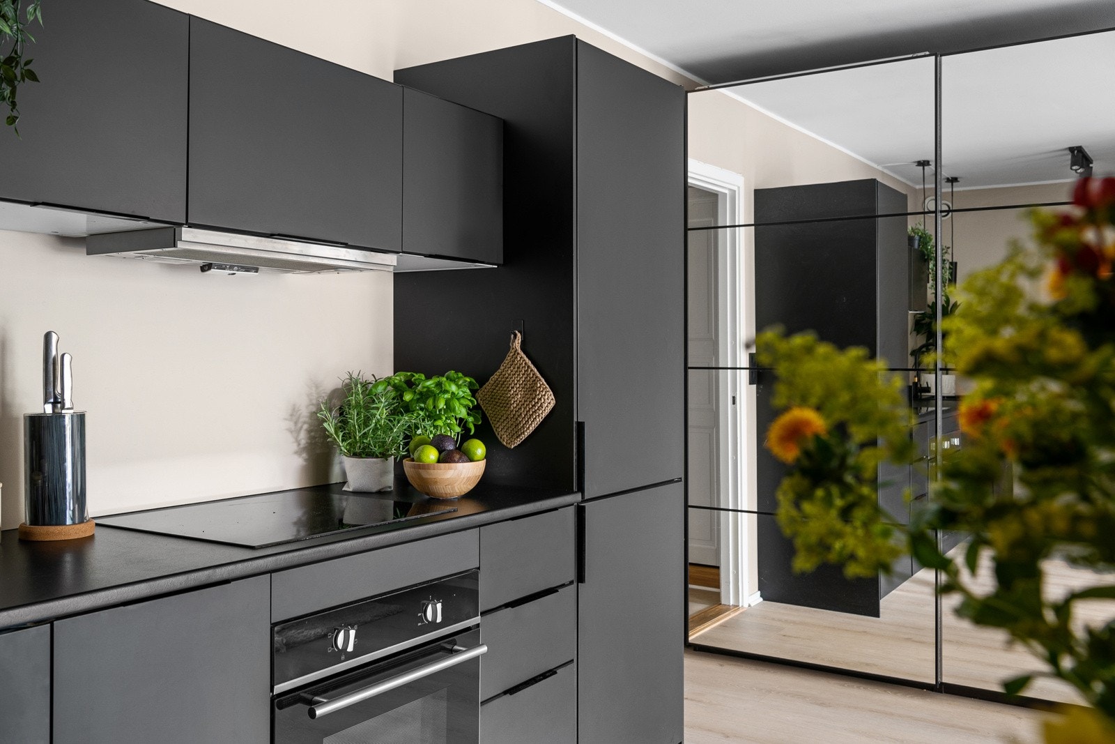 Innredningen er innholdsrik og veldisponert med alle hvitevarer integrerte. En stor speil-skyvedørgarderobe sørger for rikelig med ekstra oppbevaringsplass. Galleribilde