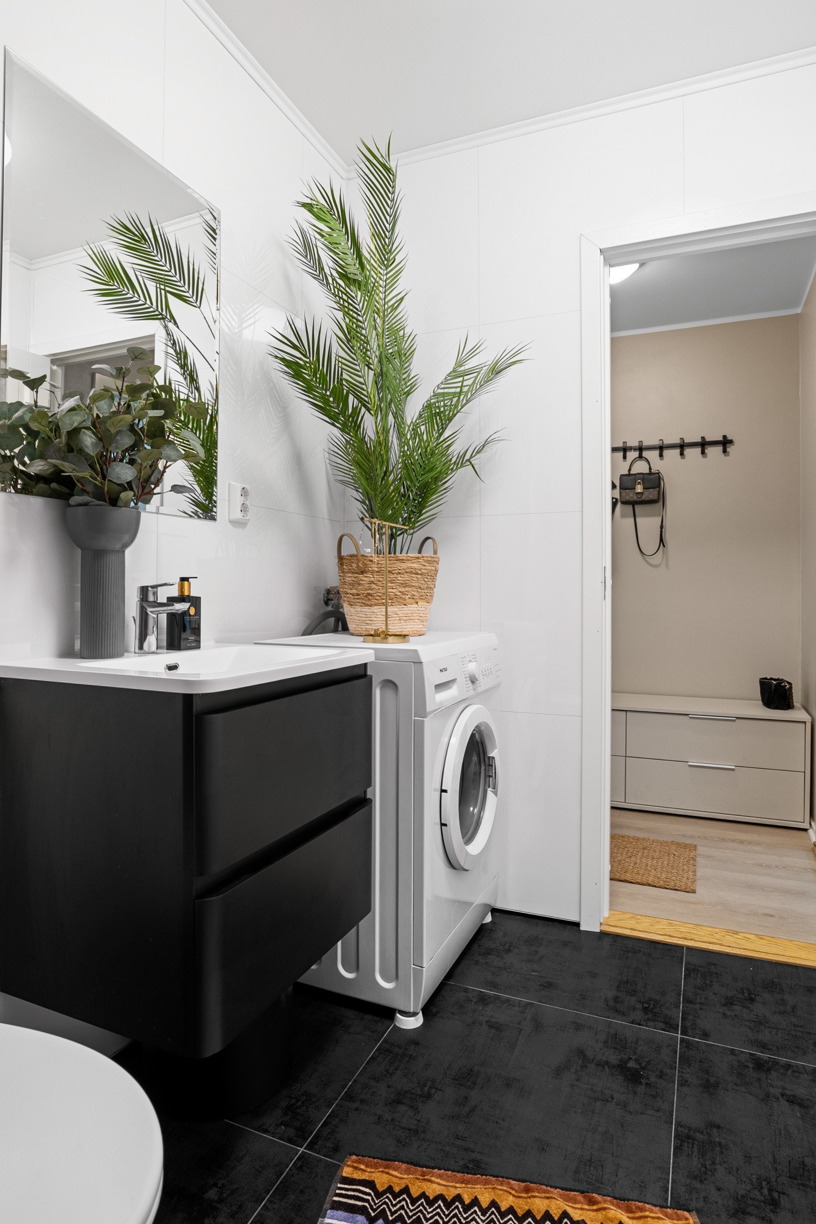 Det er varme i gulvet og plass til både vaskemaskin og tørketrommel. Galleribilde