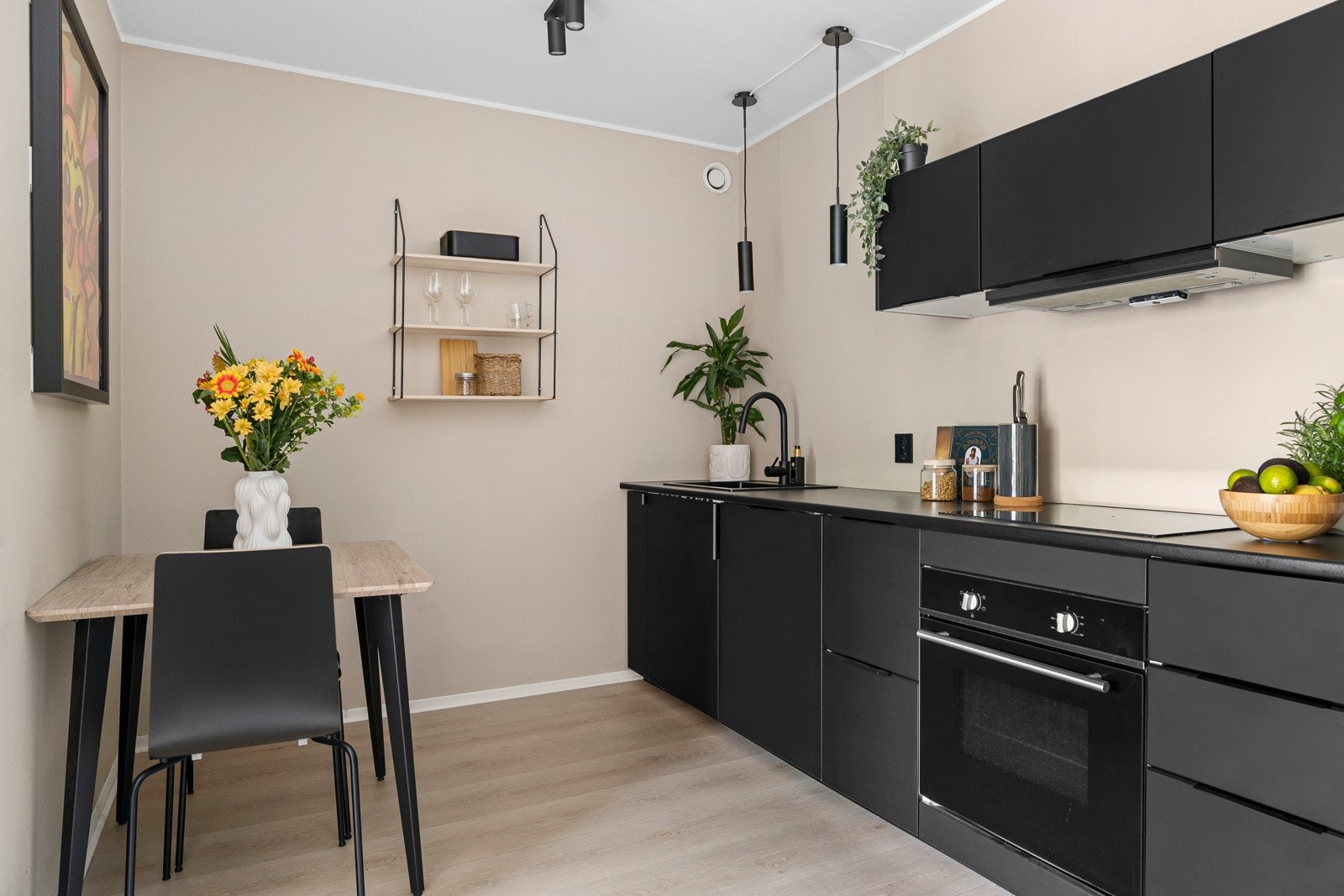 Den lekre, mattsorte kjøkkeninnredningen fra IKEA ble innstallert i 2020. Galleribilde