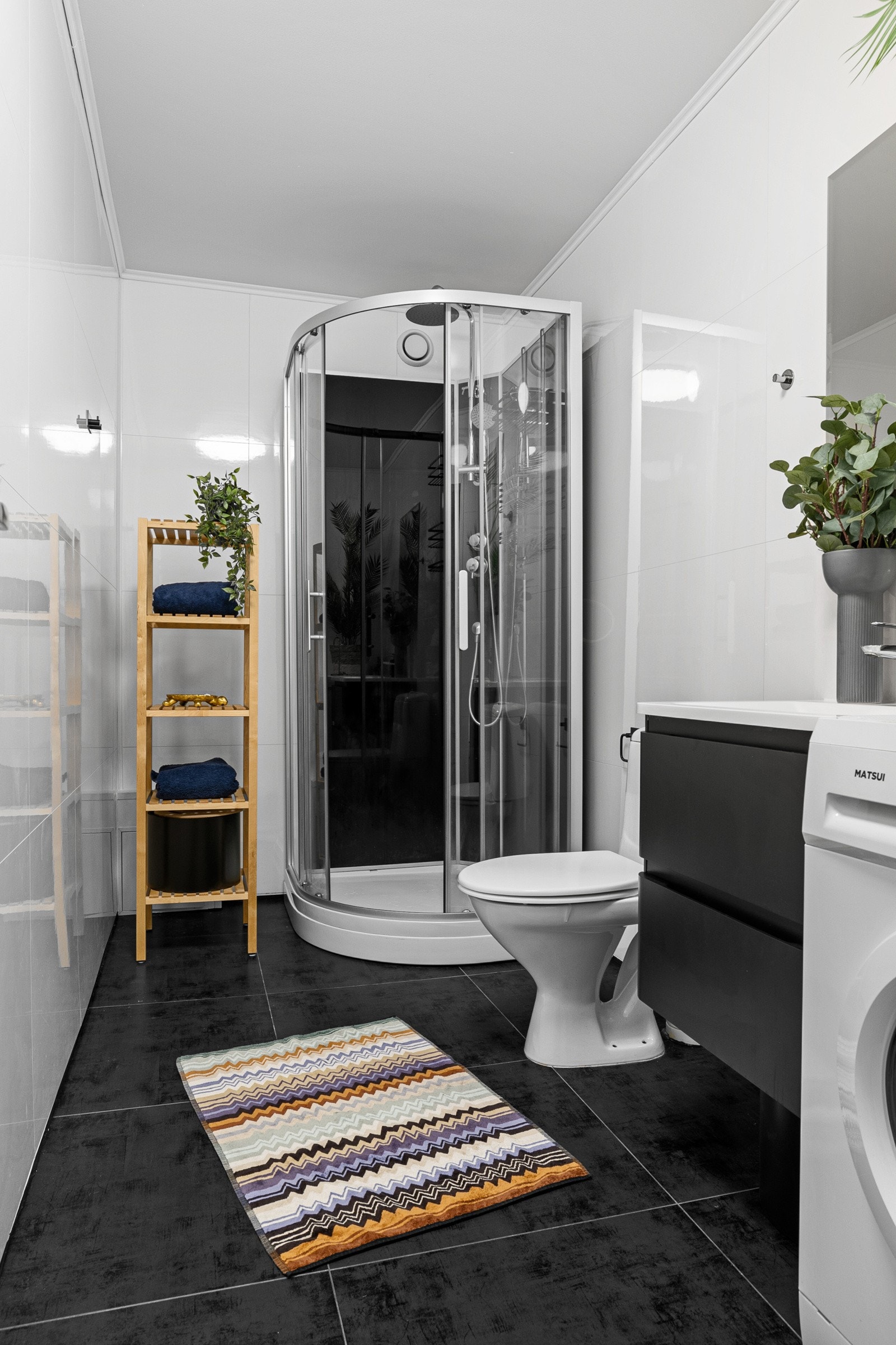 På det store baderommet er det rikelig med plass til både en og to på morgenen. Rommet ble pusset opp i 2020. Galleribilde