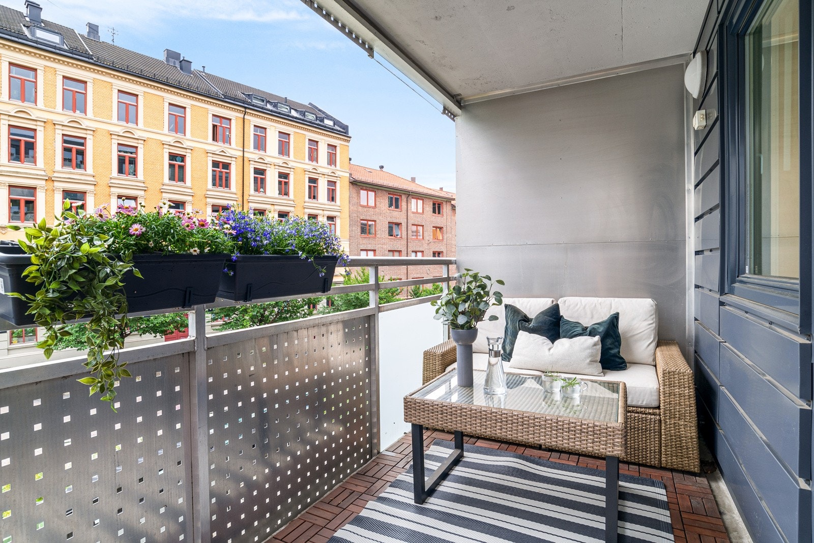 På de varmeste sommerdagene blir balkongen en hyggelig forlengelse av stuerommet. Galleribilde