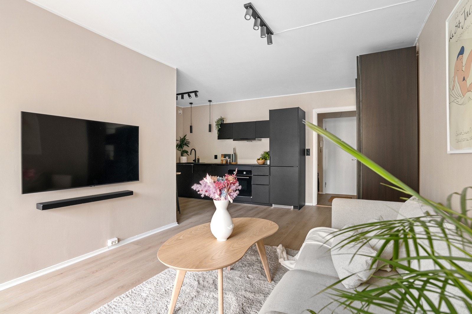 Kjøkkenet ligger lett tilgjengelig, men samtidig behagelig tilbaketrukket i den ene enden av rommet. Galleribilde