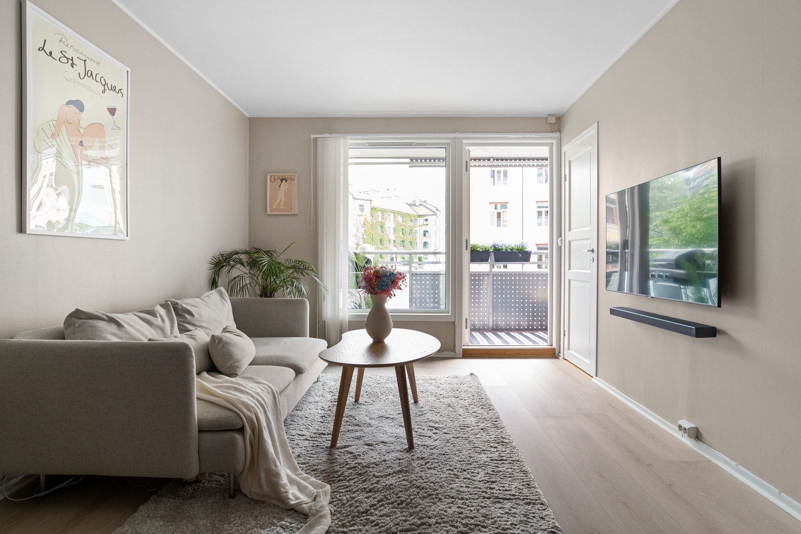 Overflatene er malt i en lys, nøytral gråbeige fargetone, og sammen med de nye lyse laminatgulvene bidrar dette til en lun atmosfære. Galleribilde