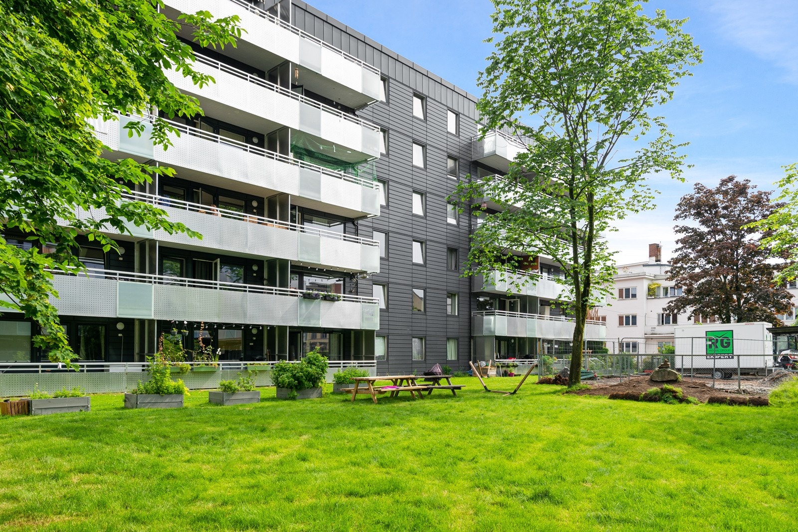 Sameiet har store og fine grøntarealer i forkant av gården. Galleribilde