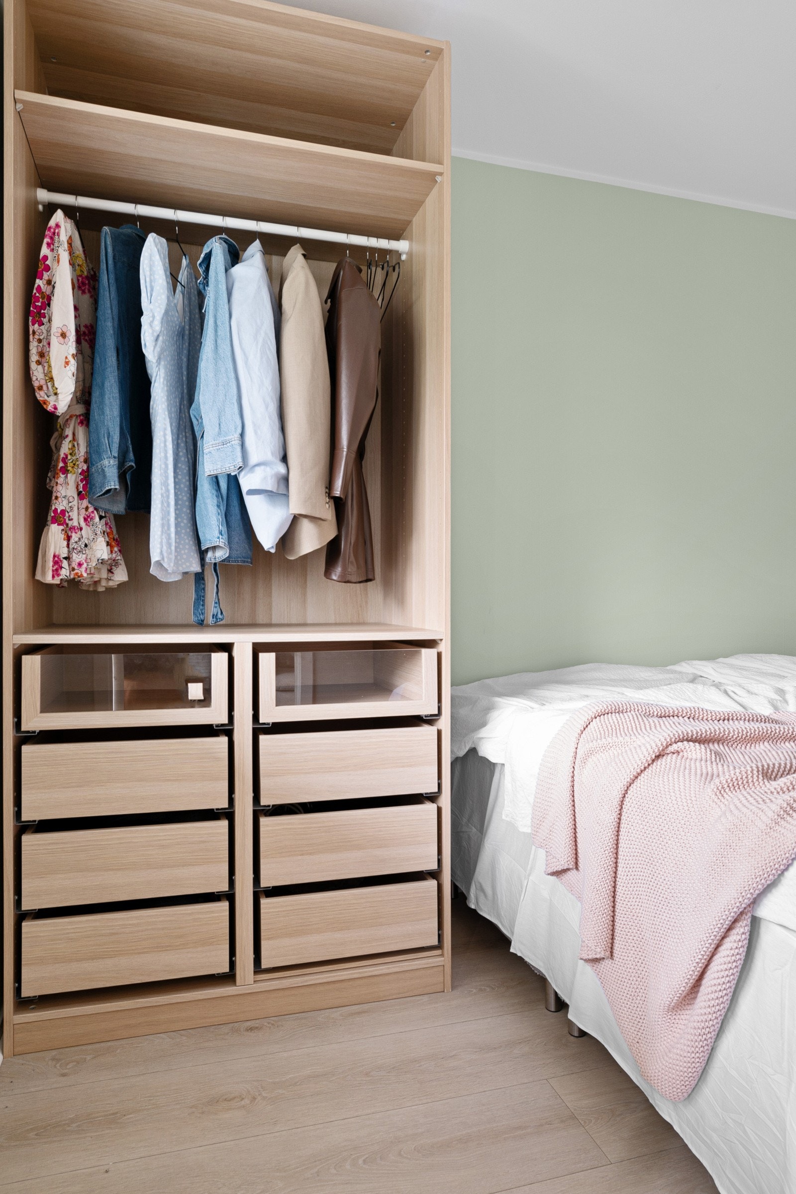 Det er plass til en seng på 1,60m og en garderobeløsning. Galleribilde