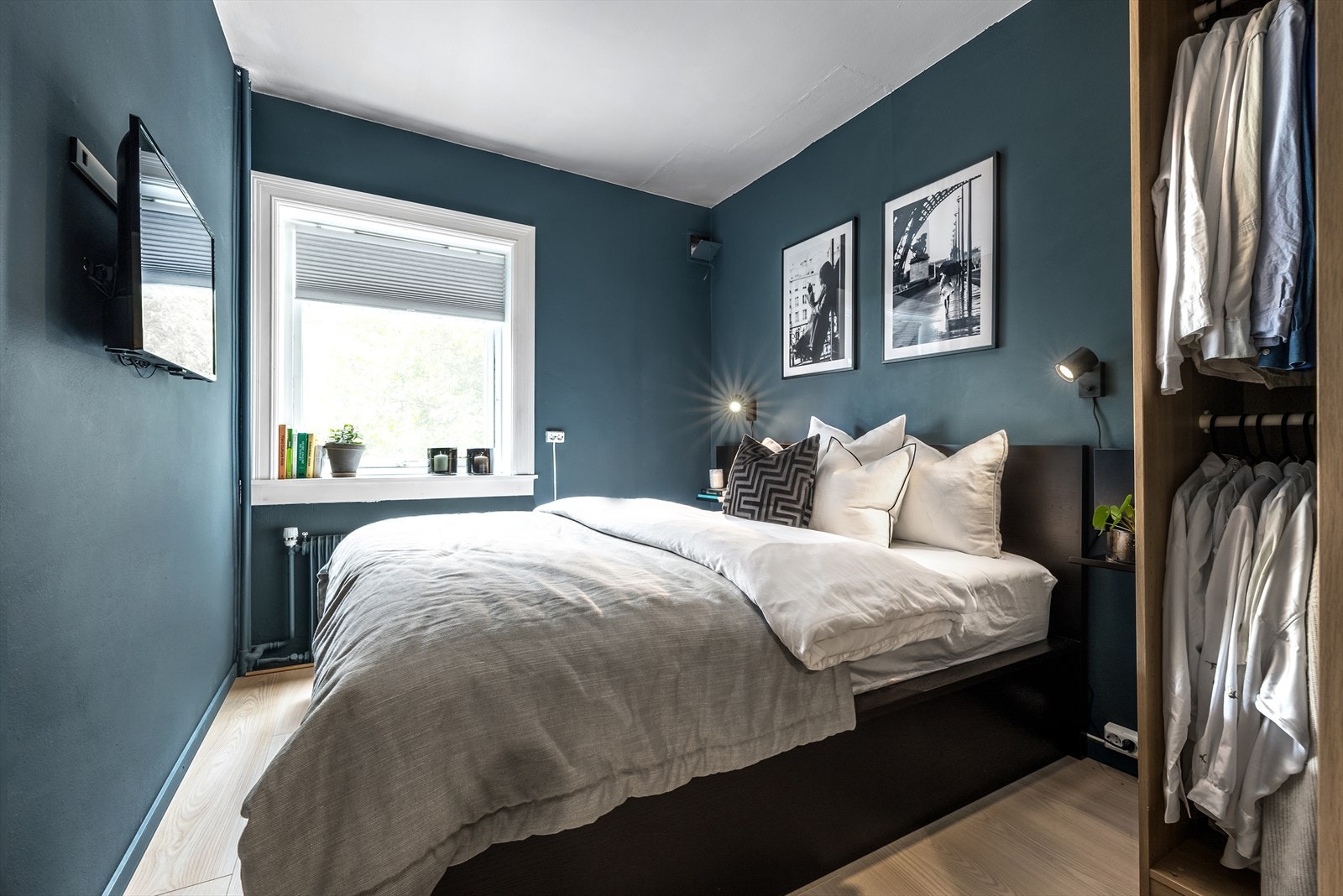 Romslig soverom med takhøy garderobe for klesoppbevaring, plass til dobbeltseng, nattbord og vindu for god lufting. Galleribilde