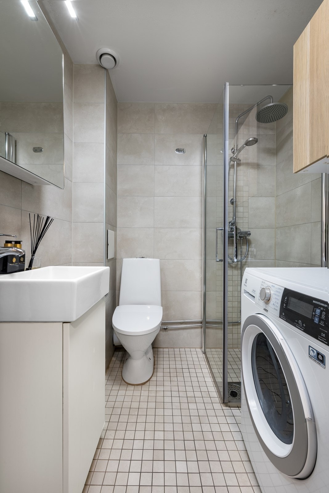 Baderommet ble i 2016 pusset opp med flis på flis, ny dusj, ny baderomsinnredning og montert opplegg for vaskemaskin. Galleribilde