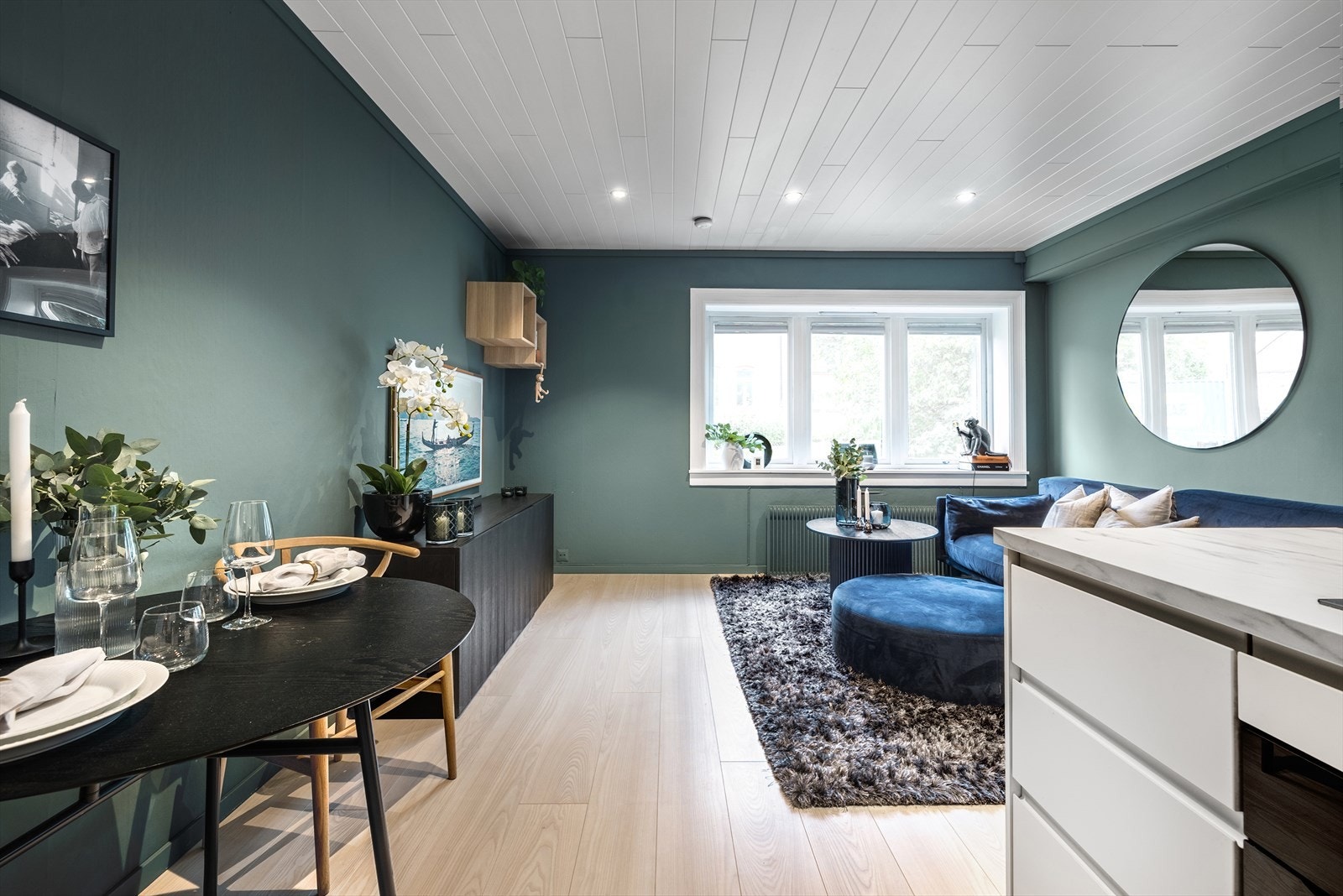 Kjøkkenet er i kombinasjon med stuen og her er det god plass til sofaseksjon, tv-møblement samt spisegruppe. Galleribilde