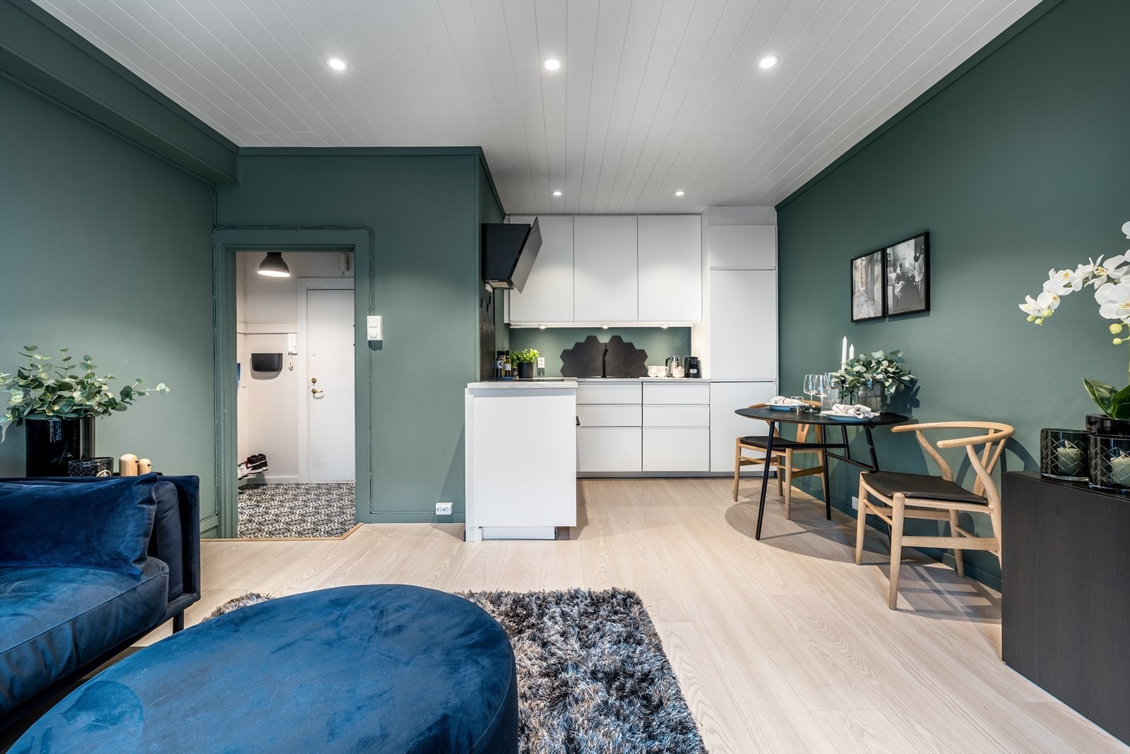 Kjøkkenet er utstyrt med profilerte fronter. Fliser på vegg over benkeskap. Laminat benkeplate med planlimt kum i rustfritt stål. Galleribilde