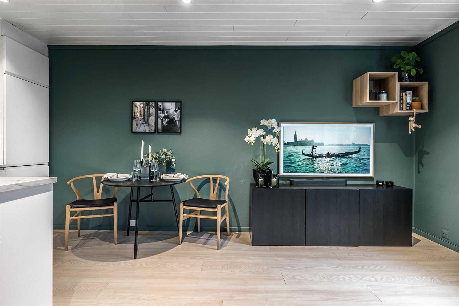 Rommet ble i 2020 pusset opp da det ble lagt nytt gulv, malt alle overflater samt montert nytt kjøkken. Galleribilde