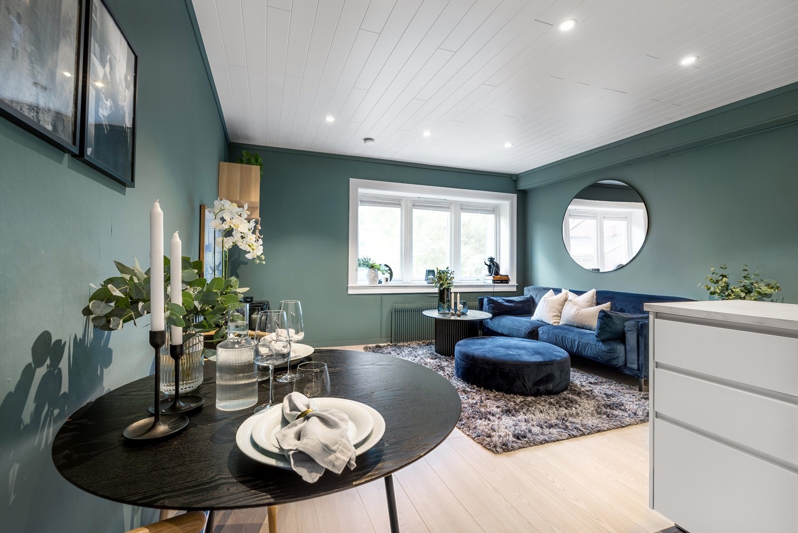 Stuen er et behagelig rom med store vindusflater som slipper inn rikelig med naturlig lys. Galleribilde