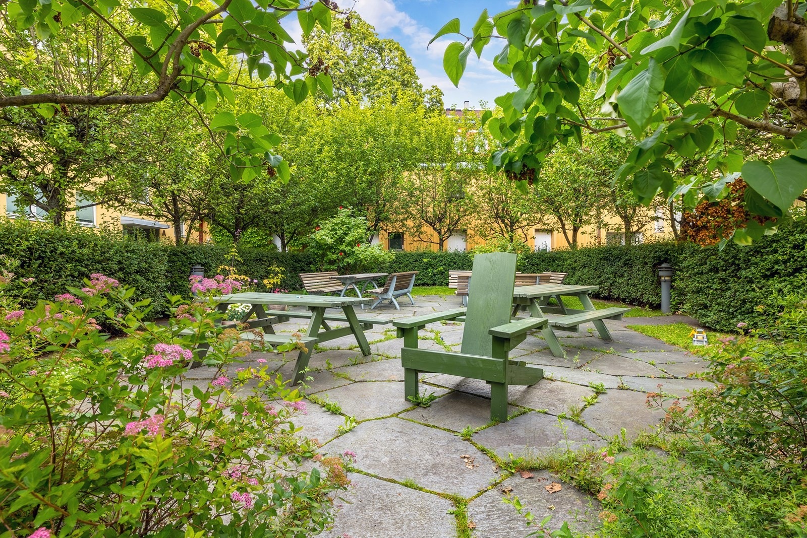 Flere sittegrupper på fellesarealet. Galleribilde