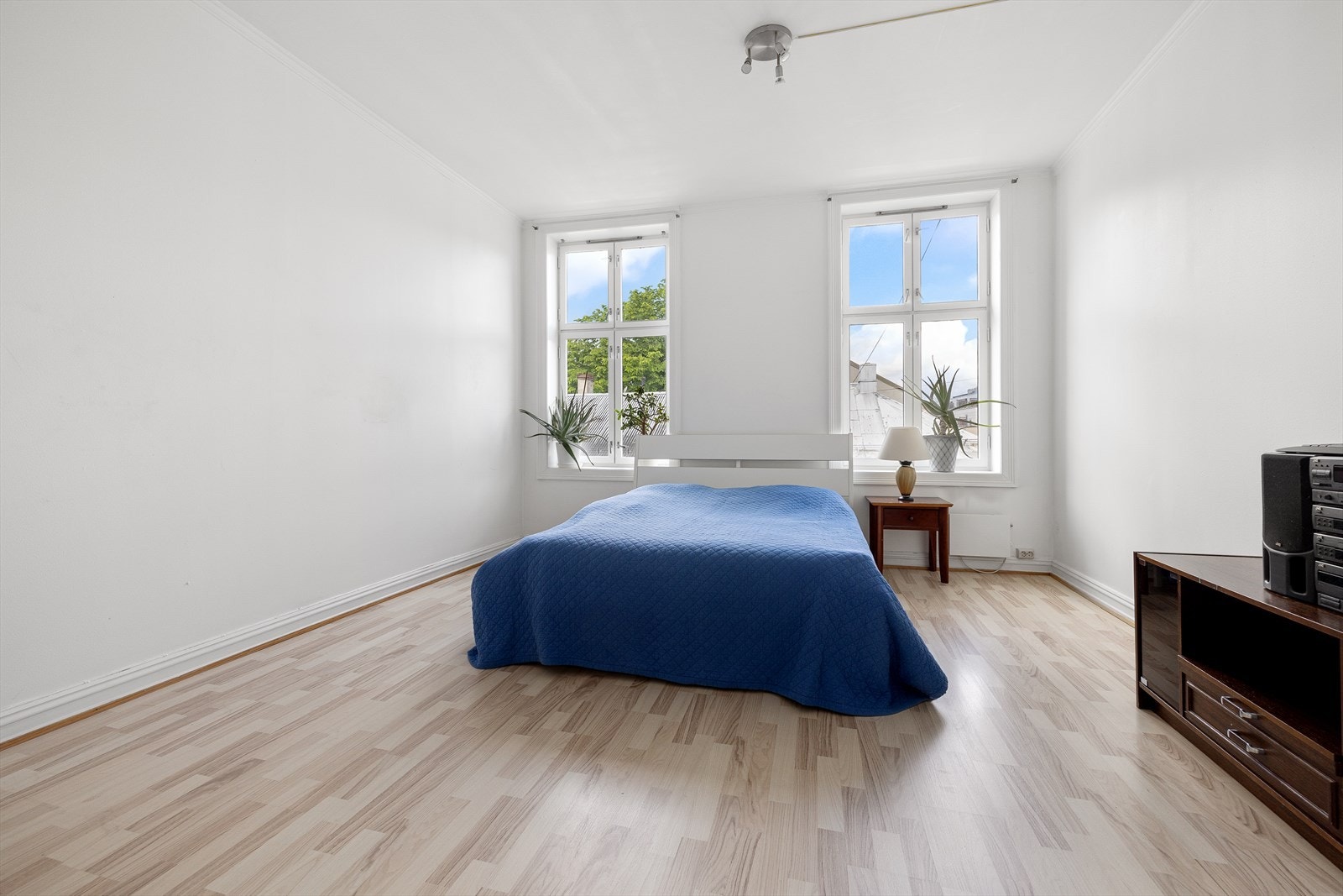 Hovedsoverommet er romslig med store vindusflater. Her er det god plass til dobbeltseng og annet møblement. Galleribilde