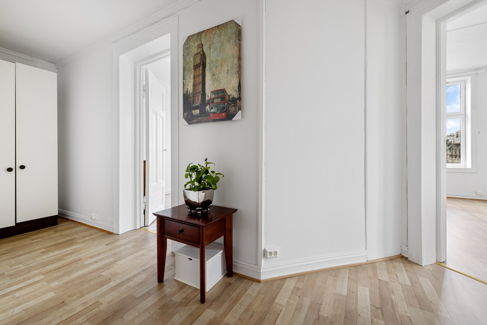 Det god plass til oppbevaring av sko og yttertøy i entreen. Garderobeskap. Galleribilde