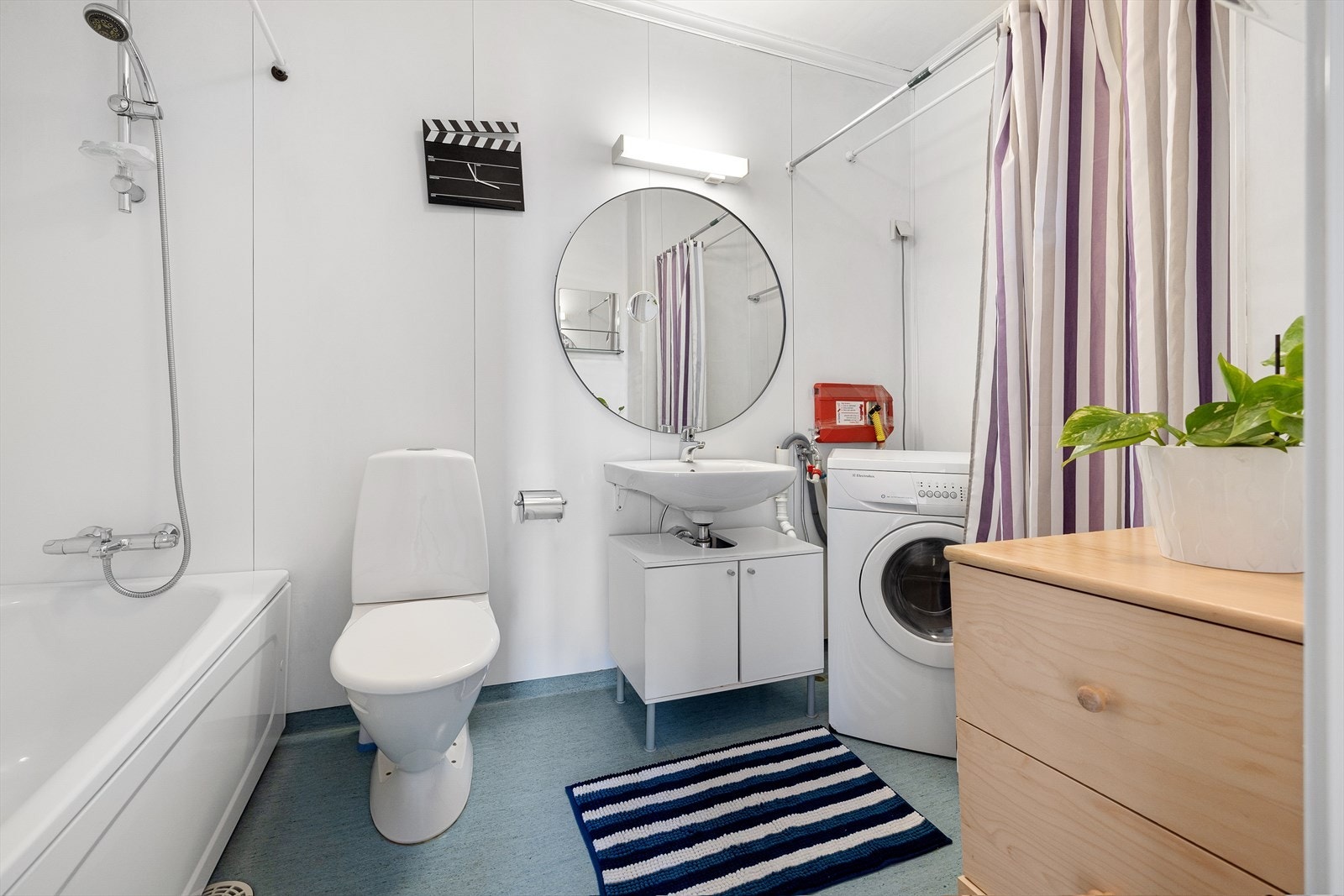 Det er opplegg for vaskemaskin på badet. God plass til kommode/benk for ekstra oppbevaring. Galleribilde