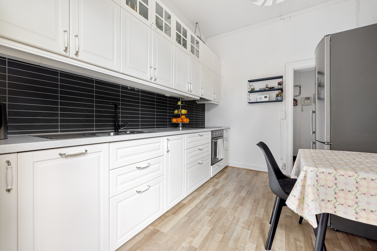 Kjøkkenet er utstyrt med oppvaskmaskin, kjøl/fryseskap, platetopp, komfyr og ventilator. Det er montert komfyrvakt på kjøkkenet. Galleribilde