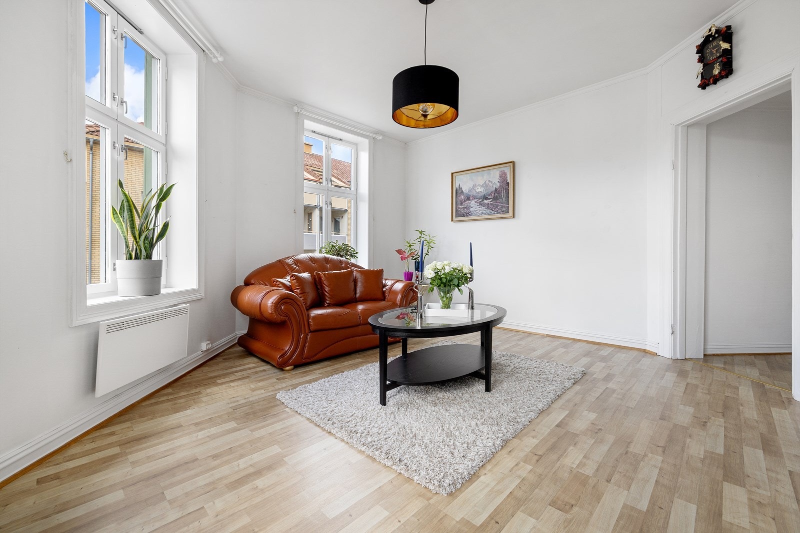 Stuen er et sosialt oppholdsrom med en svært god og behagelig atmosfære. Rommet har store vindusflater som gir rikelig med tilgang til naturlig lys. Galleribilde