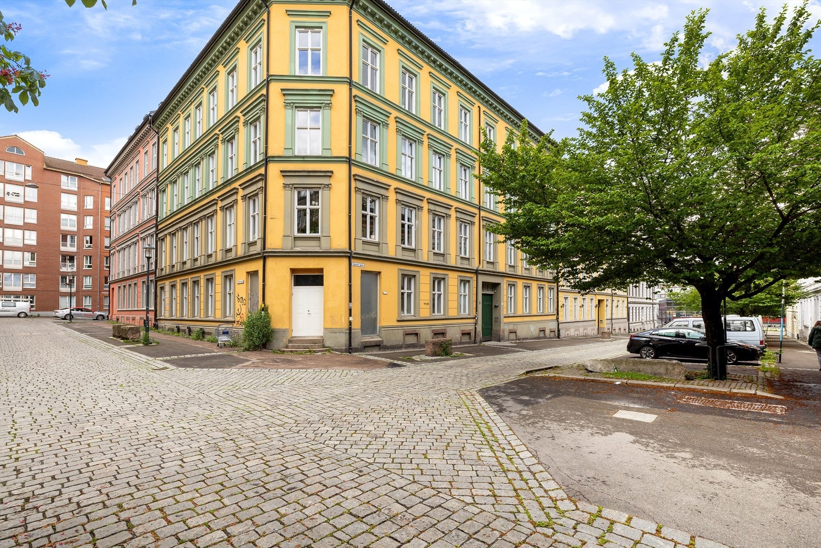 Leiligheten har en attraktiv beliggenhet i en rolig sidegate med lite trafikk. Et idyllisk og hyggelig boområde som er preget av miljøgater. Galleribilde