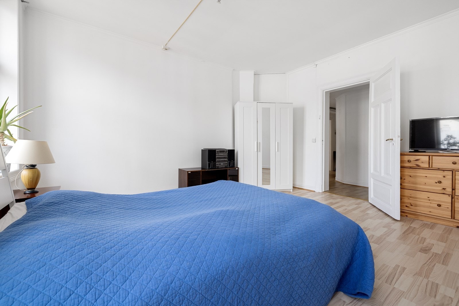 Det er god nok plass til å sette inn garderobeskap, hvis man trenger det. Galleribilde