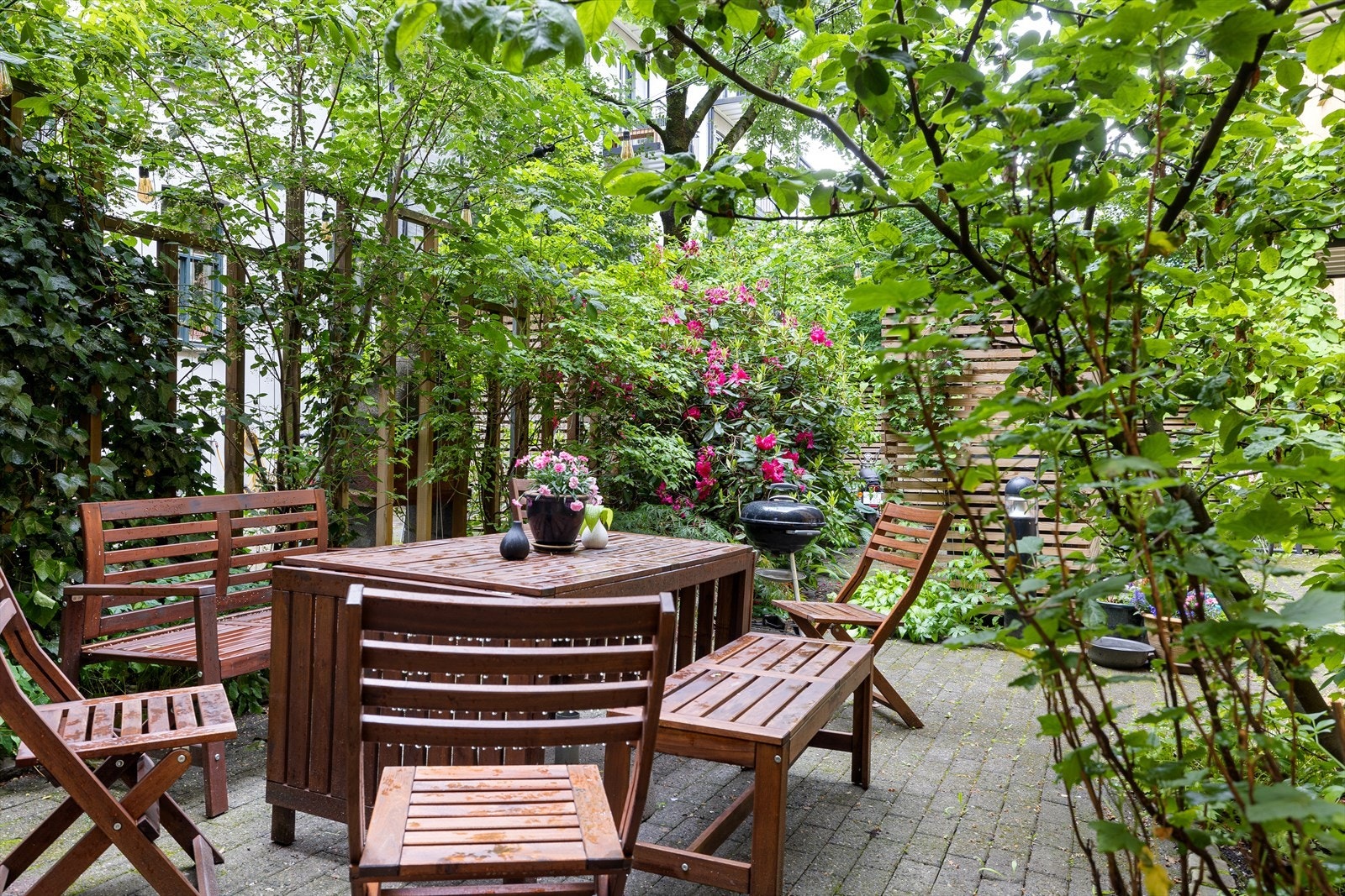 I bakgården blir det på sommerstid satt ut grill, hagemøbler og parasoll. Galleribilde