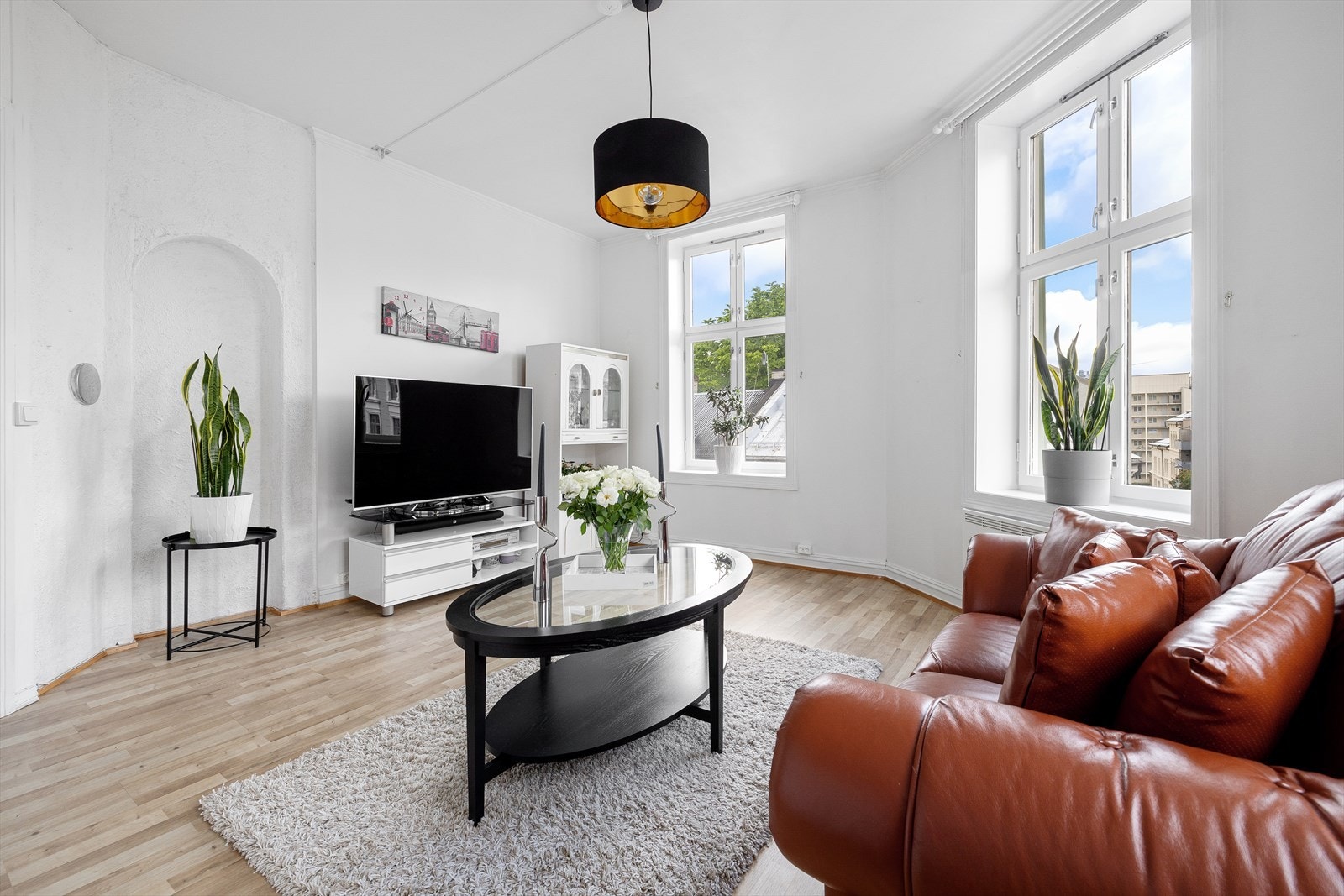 Det er god plass til spisebord med mulighet for mange middagsgjester. Flere boliger i blokken har peis i stuen. Jeg har ingen kunnskap om dette er mulig å installere Galleribilde