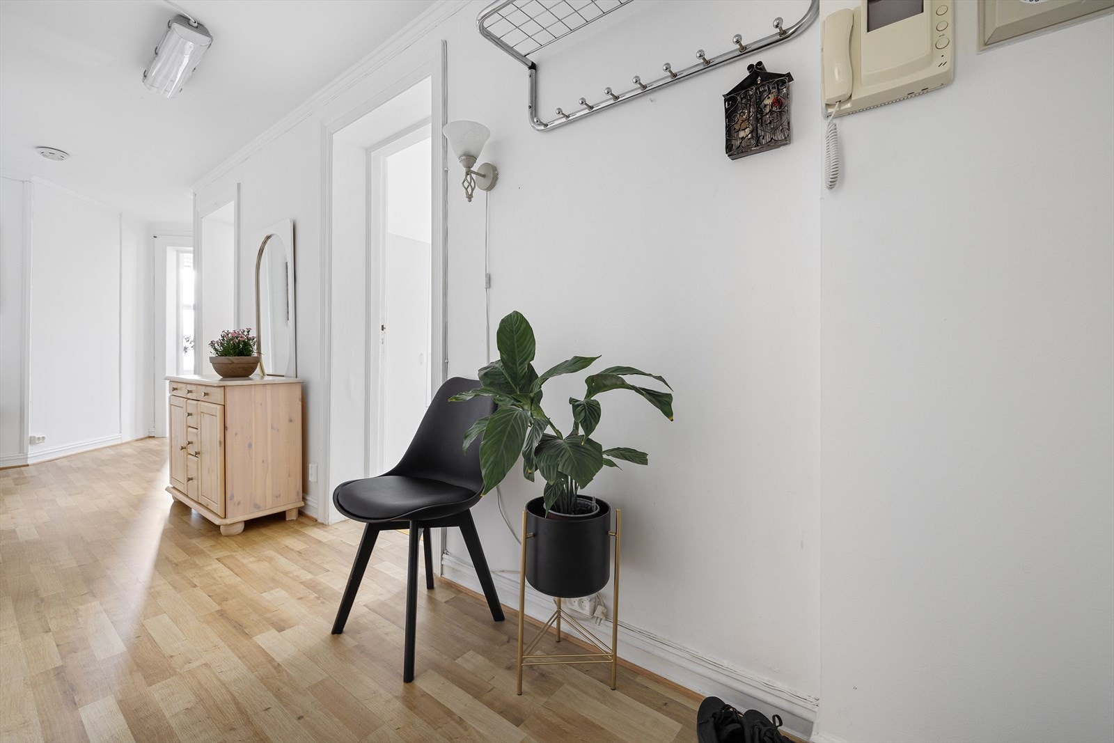 I det du kommer inn i leiligheten blir du møtt av en lys og åpen entré. Galleribilde