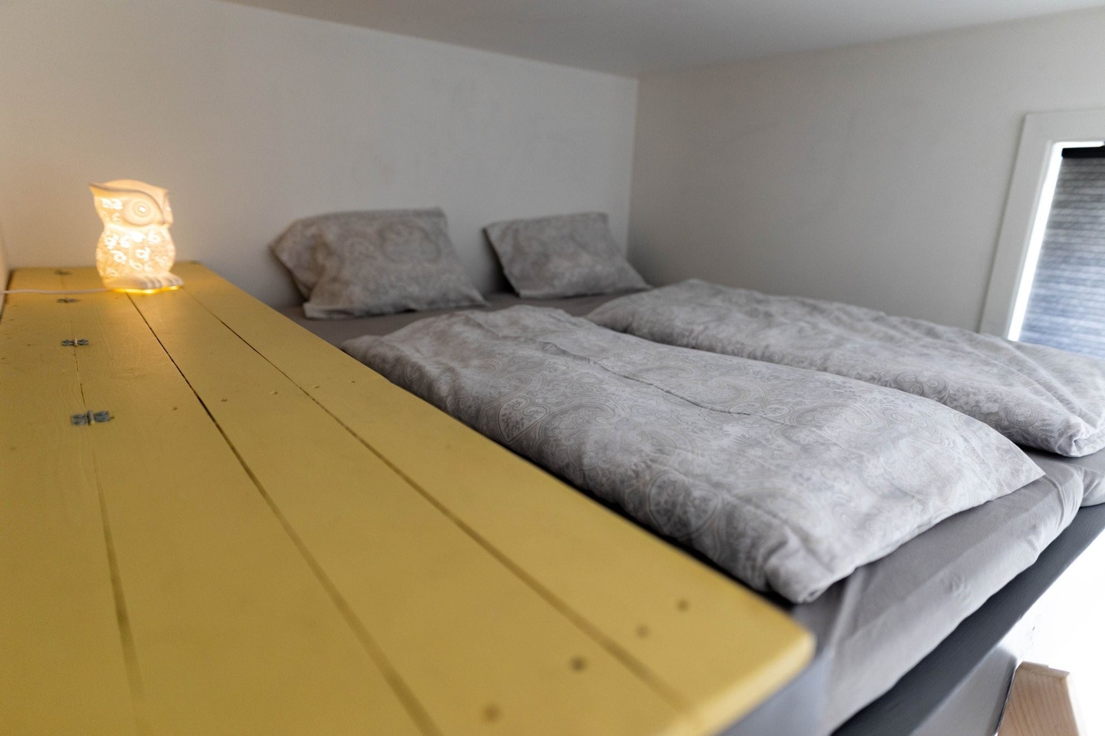 Dobbeltseng med stor kiste for lagring av dyner, puter, sengetøy og klær på hems. Galleribilde