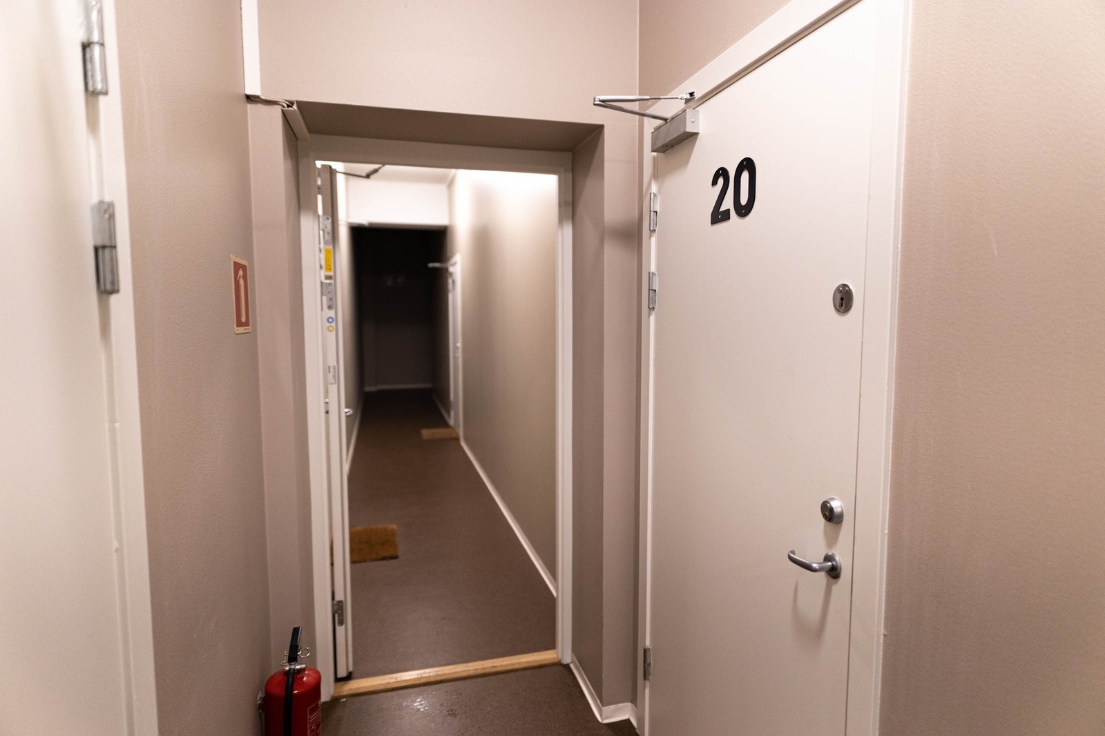 Gang og inngangsdør til leilighet. Galleribilde