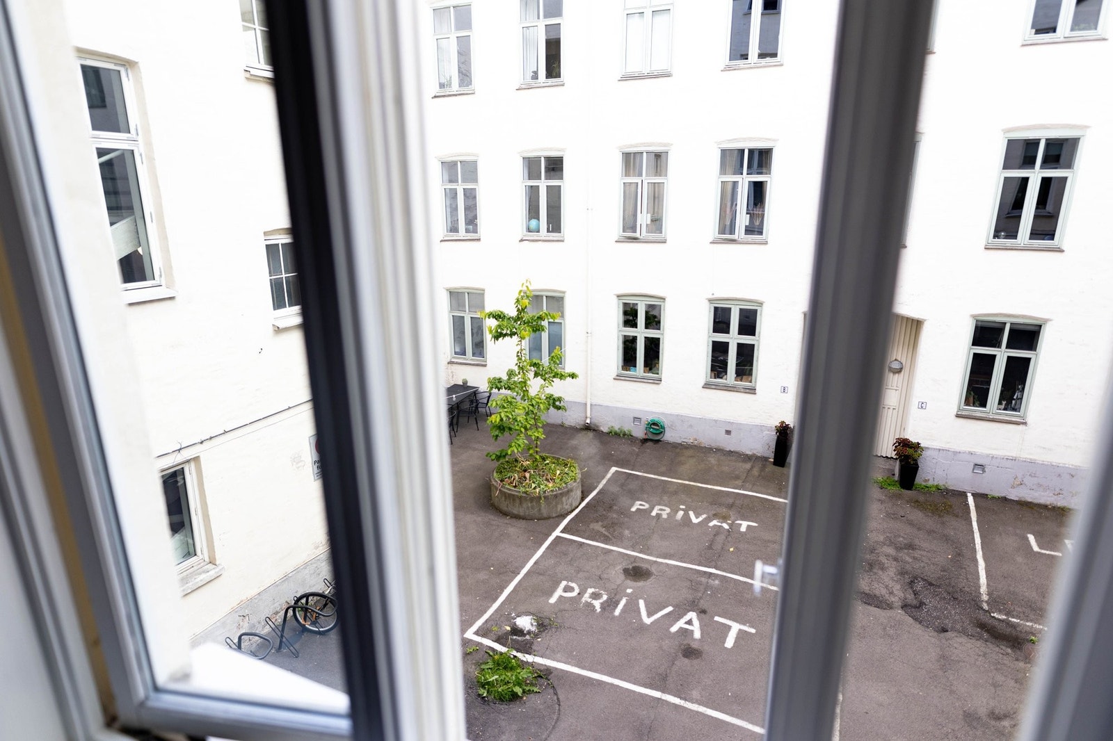 Utsikt fra soverom til indre gård. Galleribilde