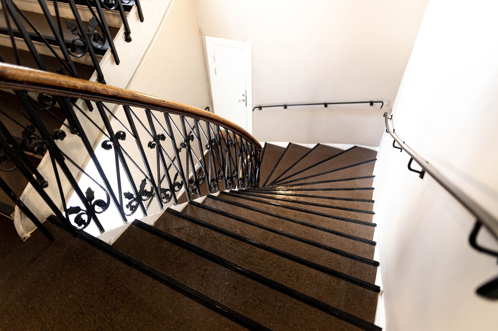 Romslig god trapp til 2. etasje. Galleribilde