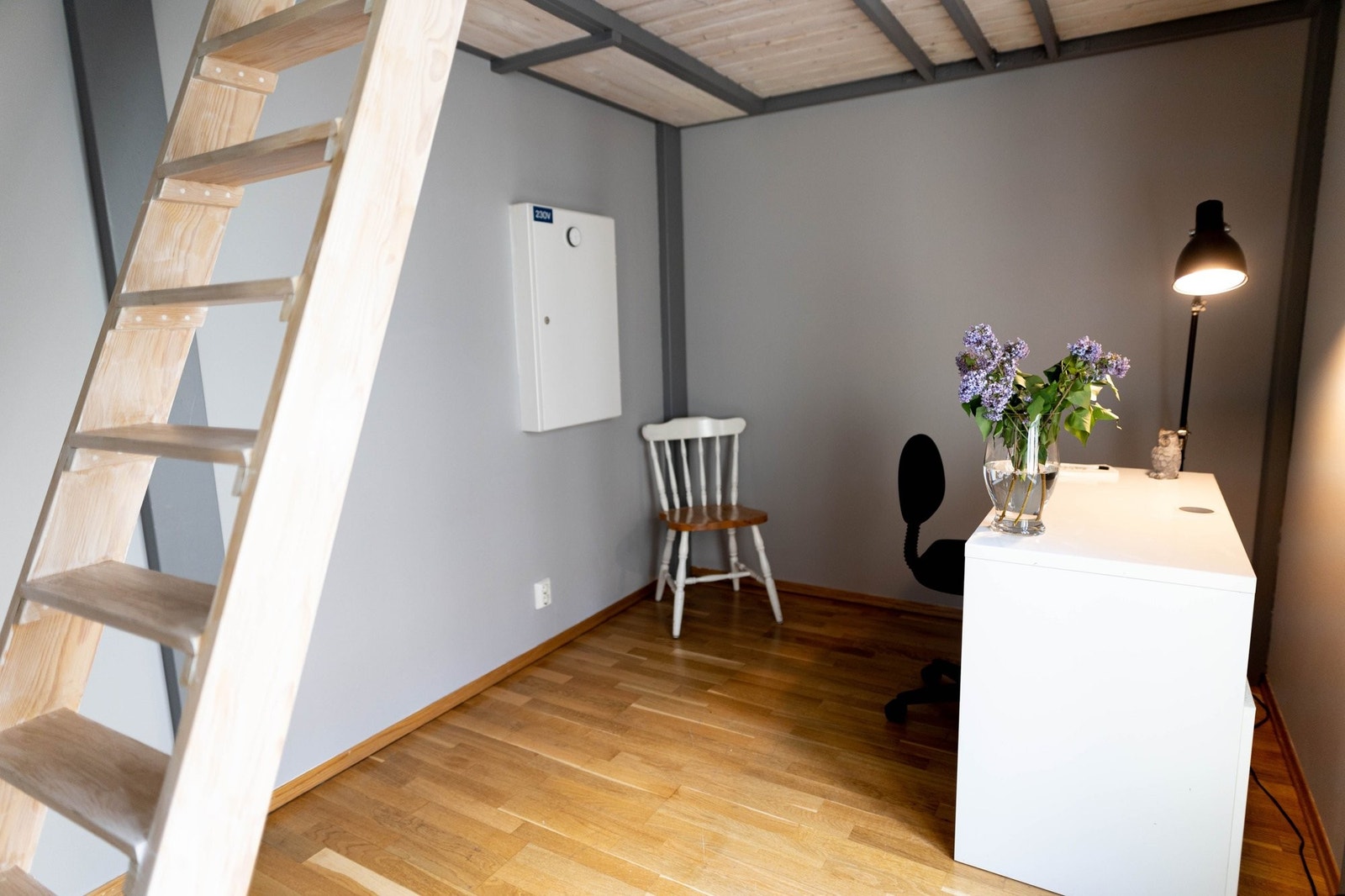 Soverom med praktisk kontorløsning. Galleribilde