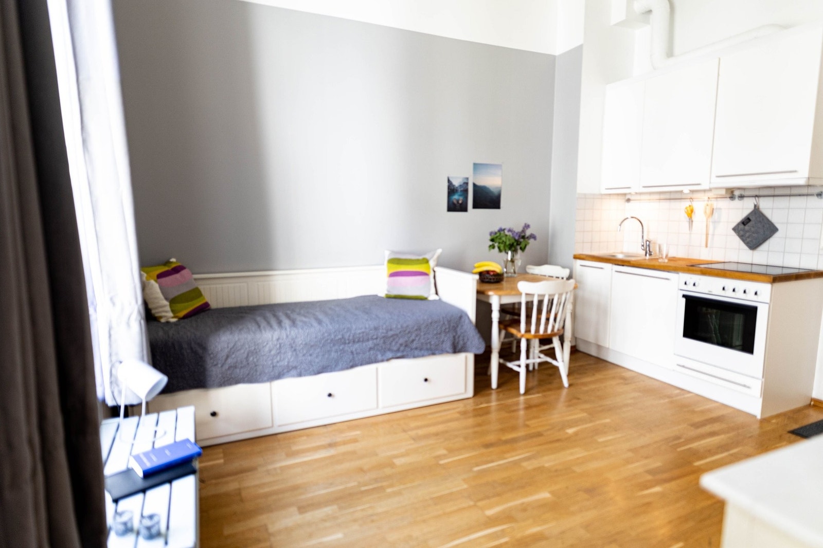 Kjøkkenkrok med komfyr, platetopp, kjøleskap og overskap. Galleribilde