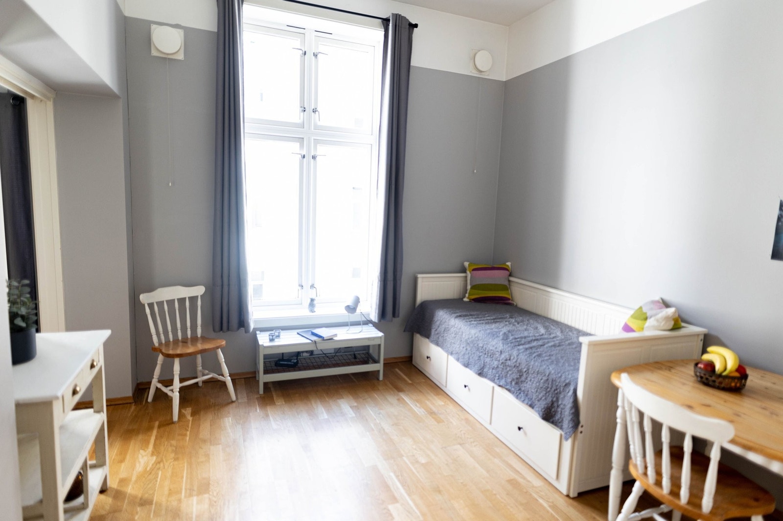 Stue og kjøkken i åpen løsning. Galleribilde