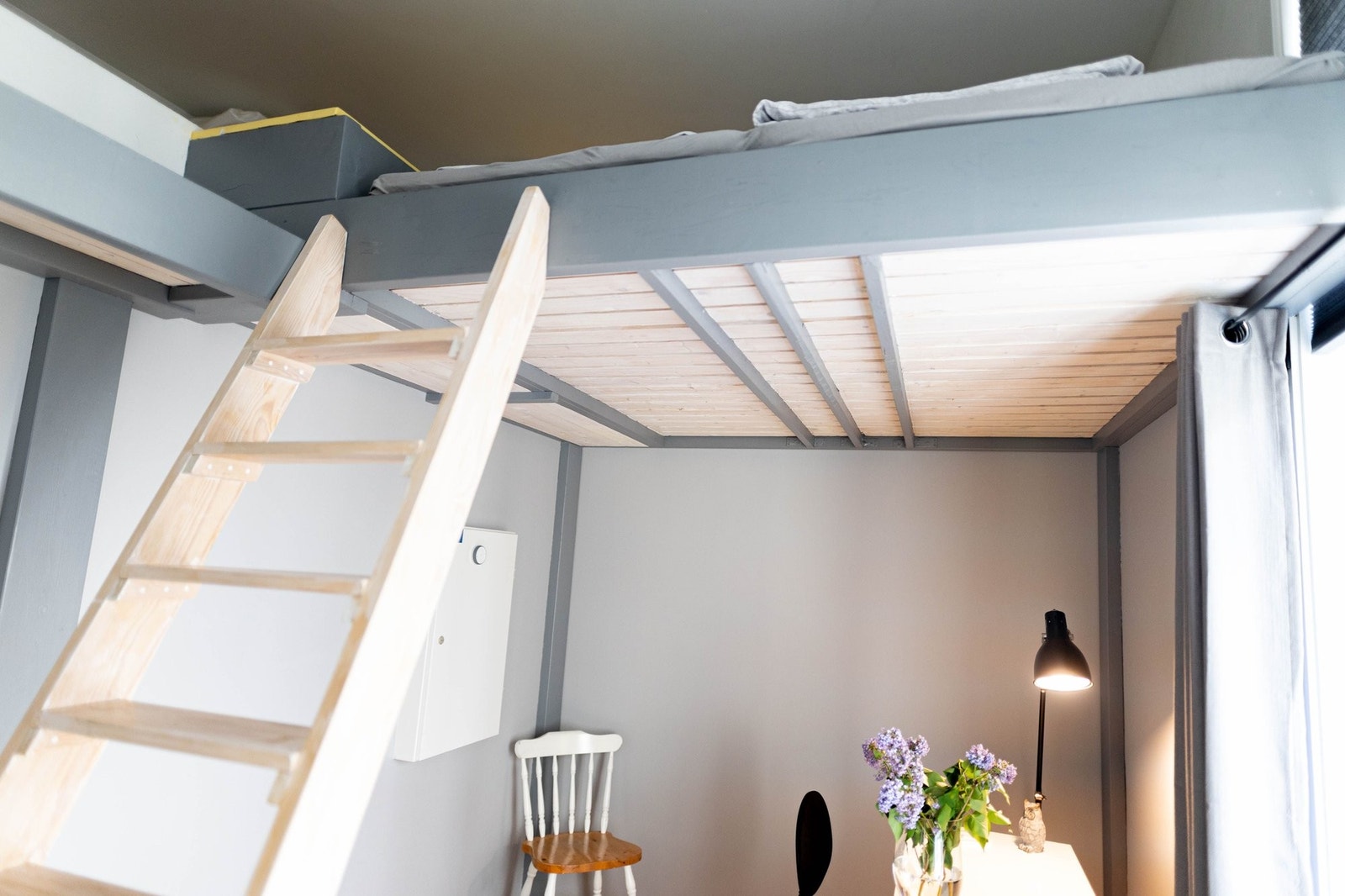 Solid trappestige til hems med dobbeltseng og godt med lagringsplass. Galleribilde