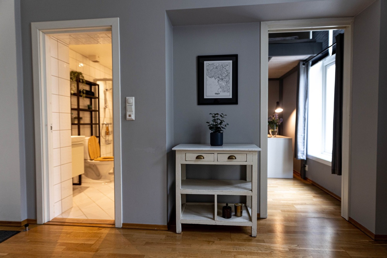 Velkommen til trivelig leilighet i Møllergata 38A. Bilde fra stue til stort bad, og til soverom/kontor med stor hems. Galleribilde