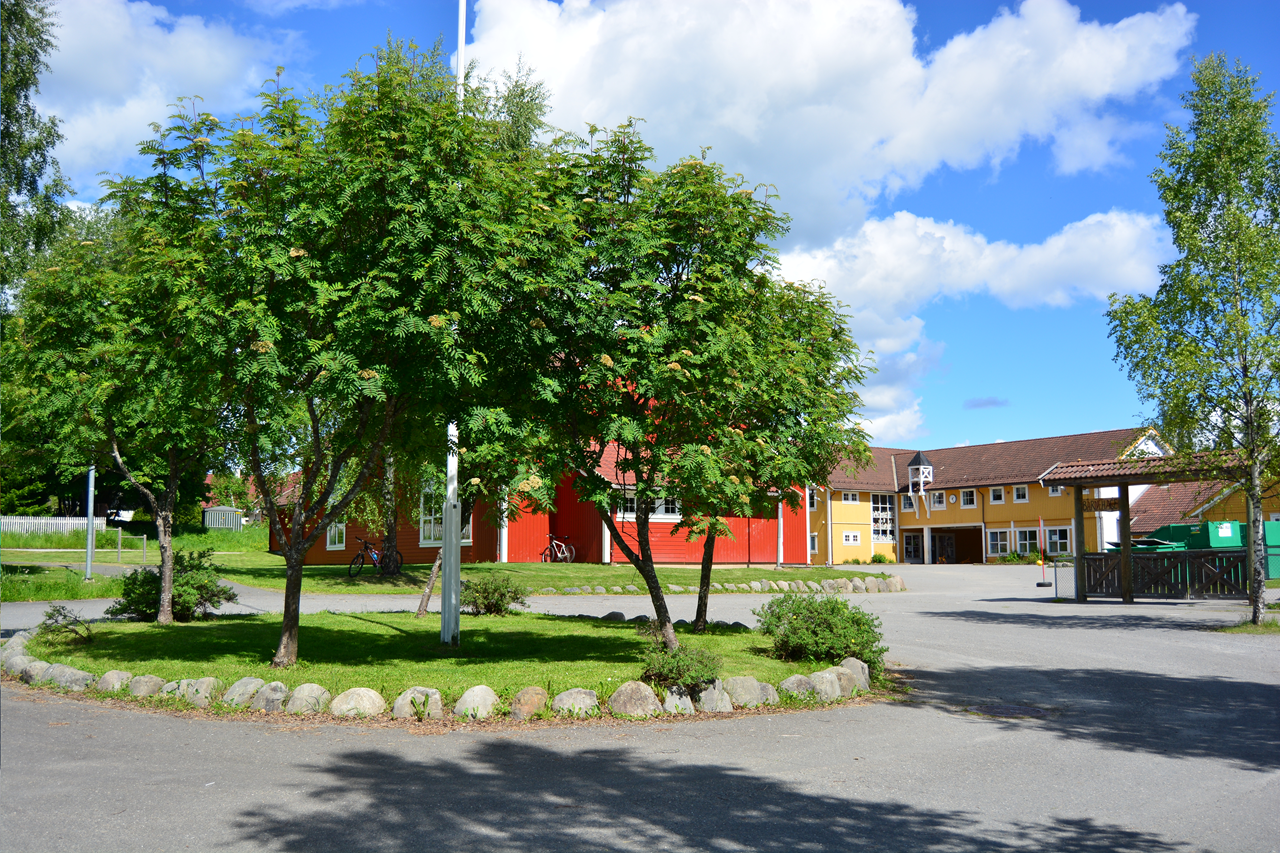 Ådalsbruk skole, en trygg skolevei fra boligfeltet. Galleribilde