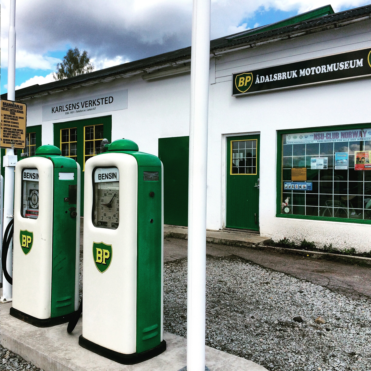 Tilbake til fortiden ! Ådalsbruk har eget motormuseum, som også innehar andre elementer enn kun kjøretøy. Verdt et besøk ! Galleribilde