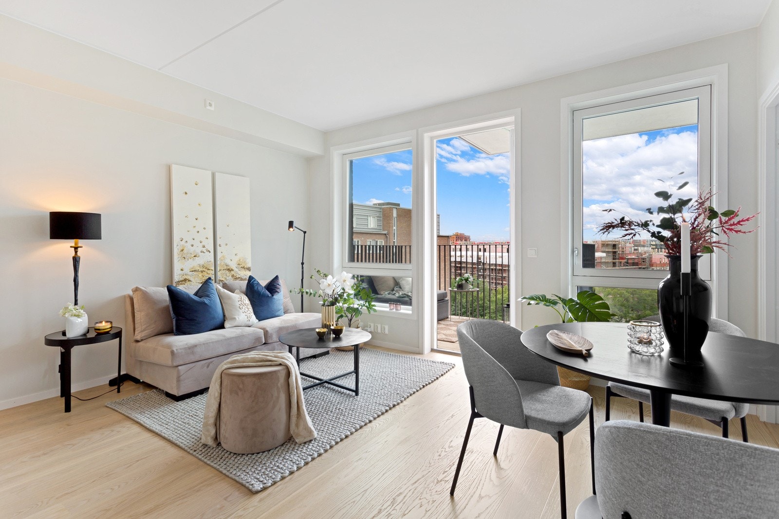 Rommet har enstavs parkett på gulvet, pent malte vegger og store vindusflater. Galleribilde