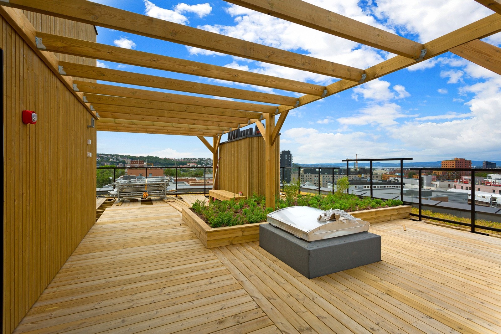 Fellesterrassen er inndelt i forskjellige soner for å gjøre den mer anvendelig for beboerne. Galleribilde