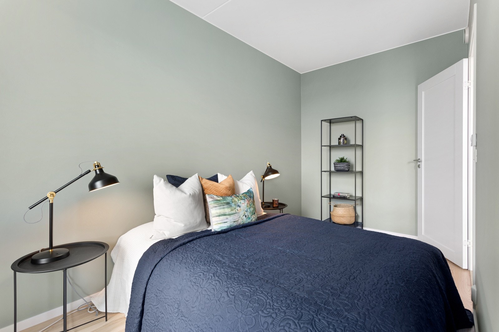 Det er også plass for garderobeskap, og det er ellers lagringsmuligheter i sportsbod på ca. 2,6 kvm i fellesareal. Galleribilde