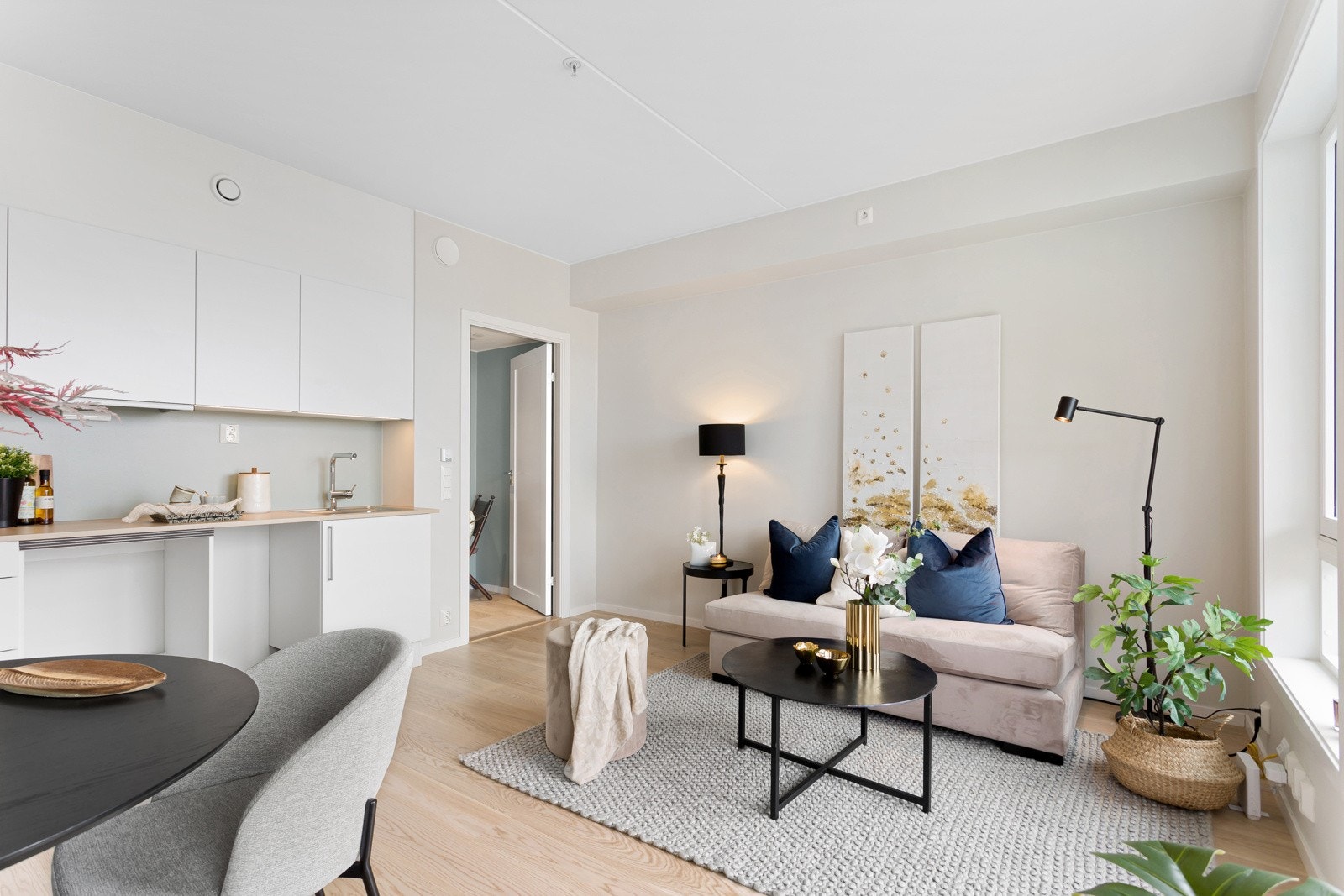 Stuen har plass for både sofagruppe og spisebord. Galleribilde