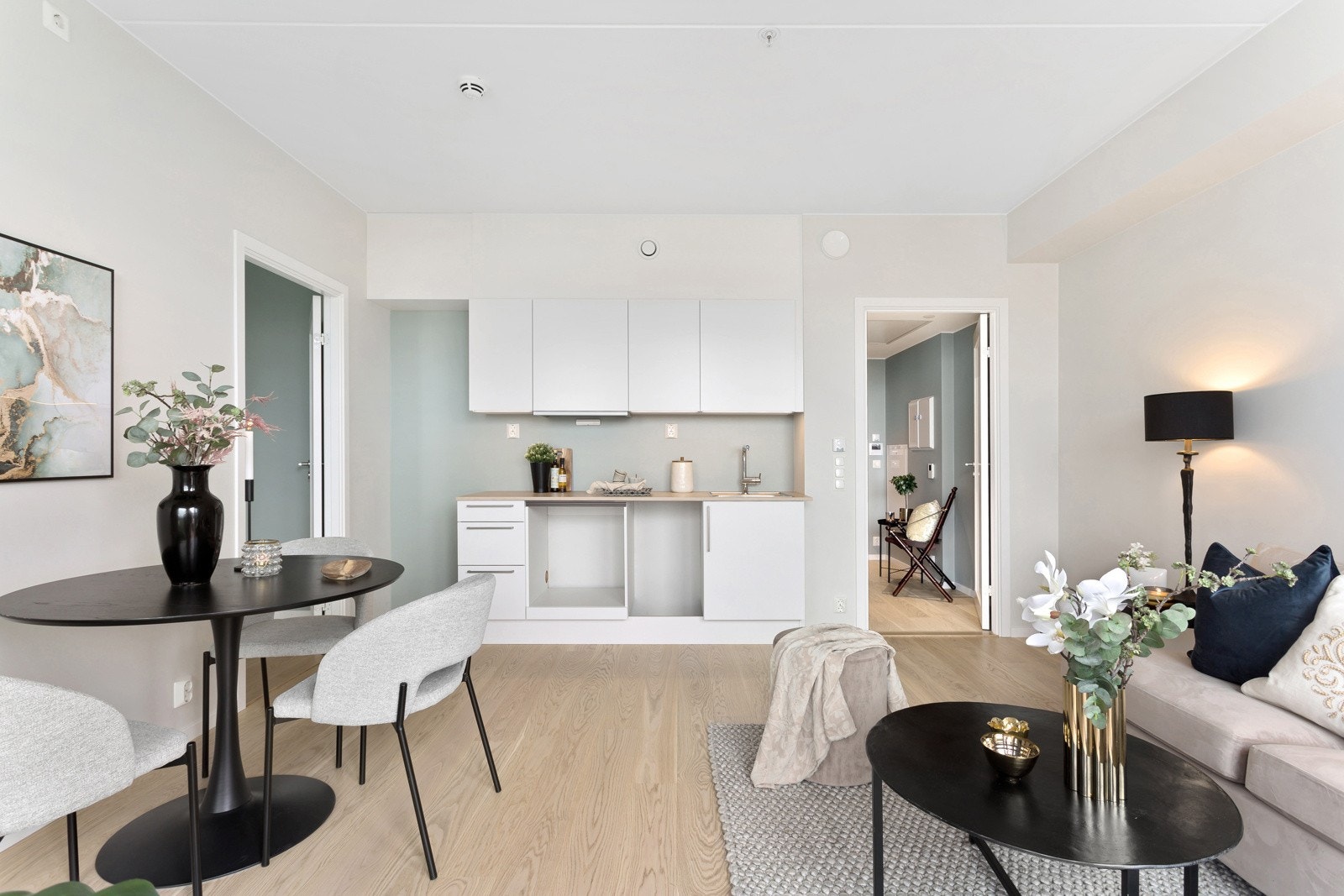 Kjøkkendelen har stilren innredning fra HTH med hvite, glatte fronter og laminert benkeplate. Galleribilde