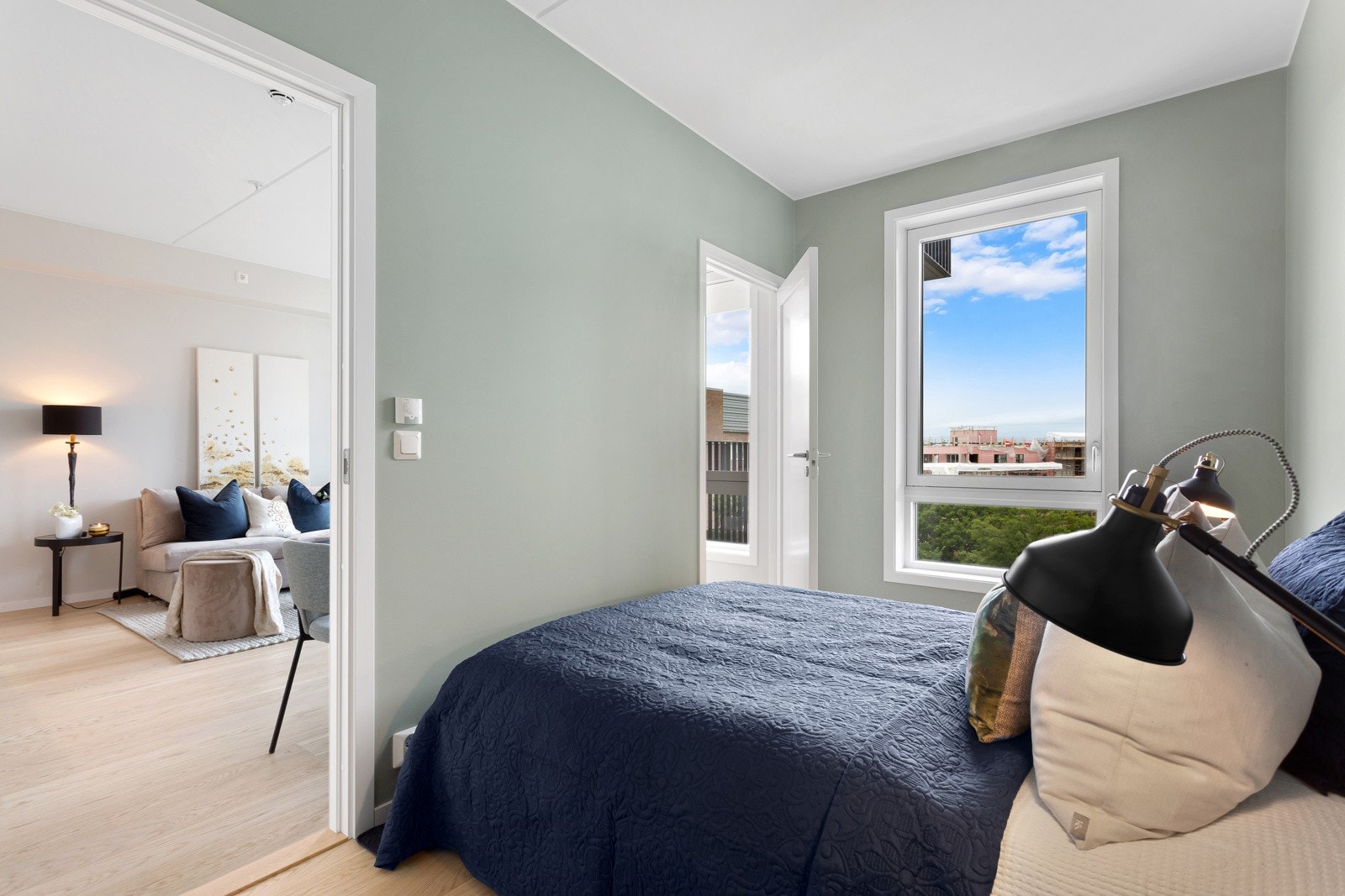 Soverommet er ca. 9 kvm og har enstavs parkettgulv, lysmalte vegger og god plass for seng. Galleribilde