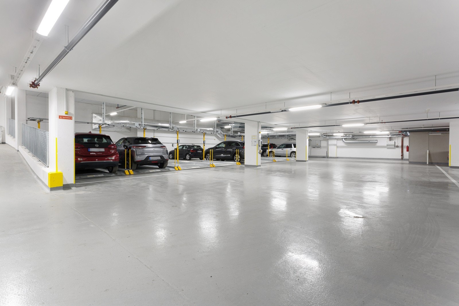 Bygningen har felles garasjeanlegg, og det er også felles innendørs sykkelparkering. Det er inngått avtale med bildelingstjenesten OTTO fra Bertel O. Steen, og to parkeringsplasser i garasjekjelleren vil være reservert denne tjenesten. Galleribilde