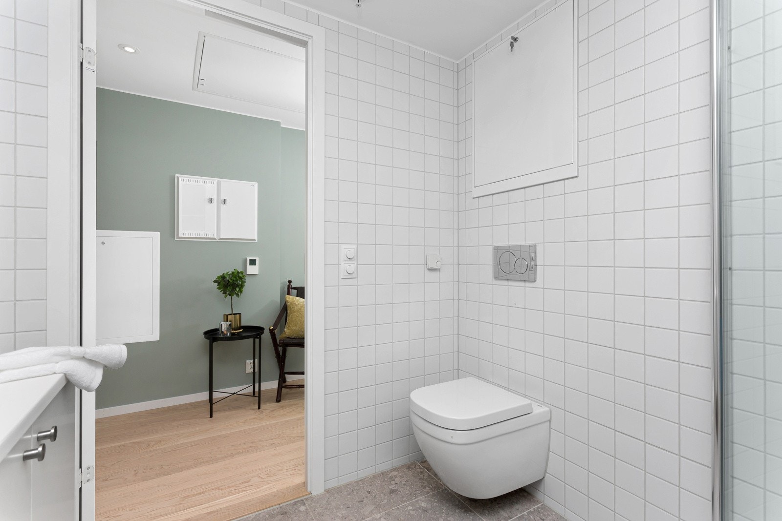 I tillegg har badet et veggmontert toalett. Galleribilde