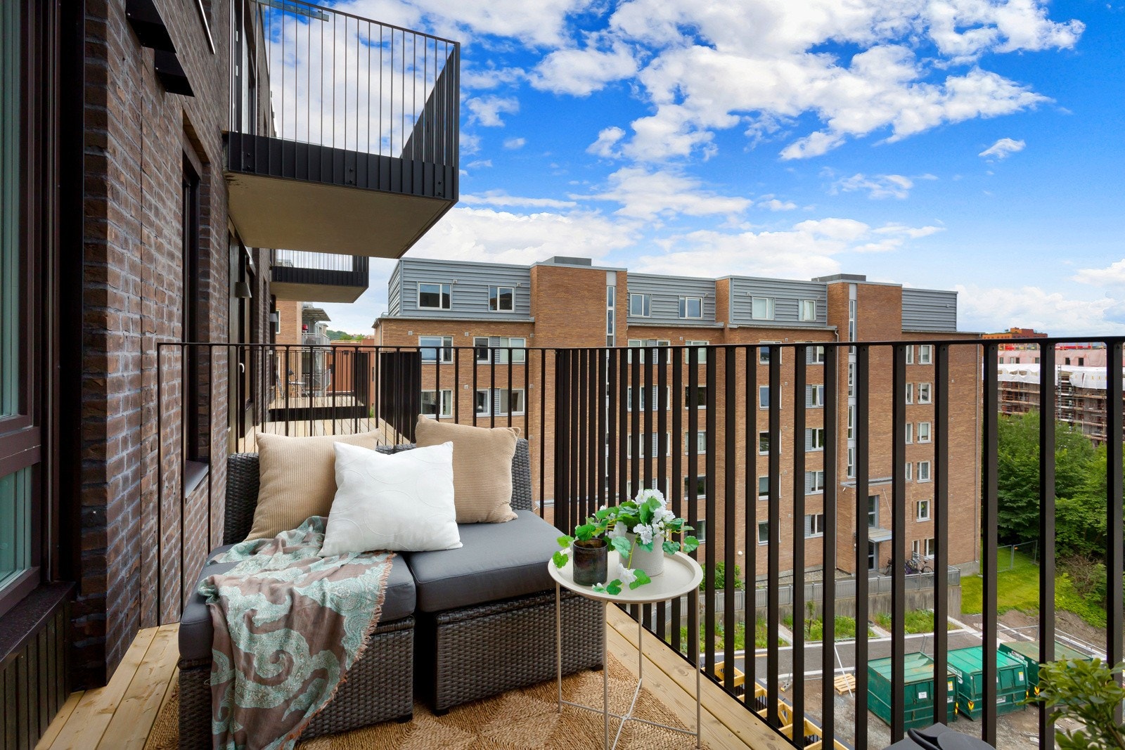 Balkongen er delvis overbygd og har gode solforhold - her er det fint å sitte på varme sommerdager. Galleribilde