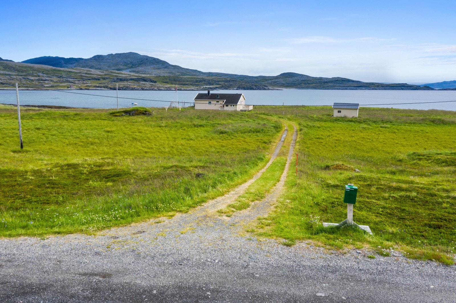 Romslig eiendom med strandlinje Galleribilde