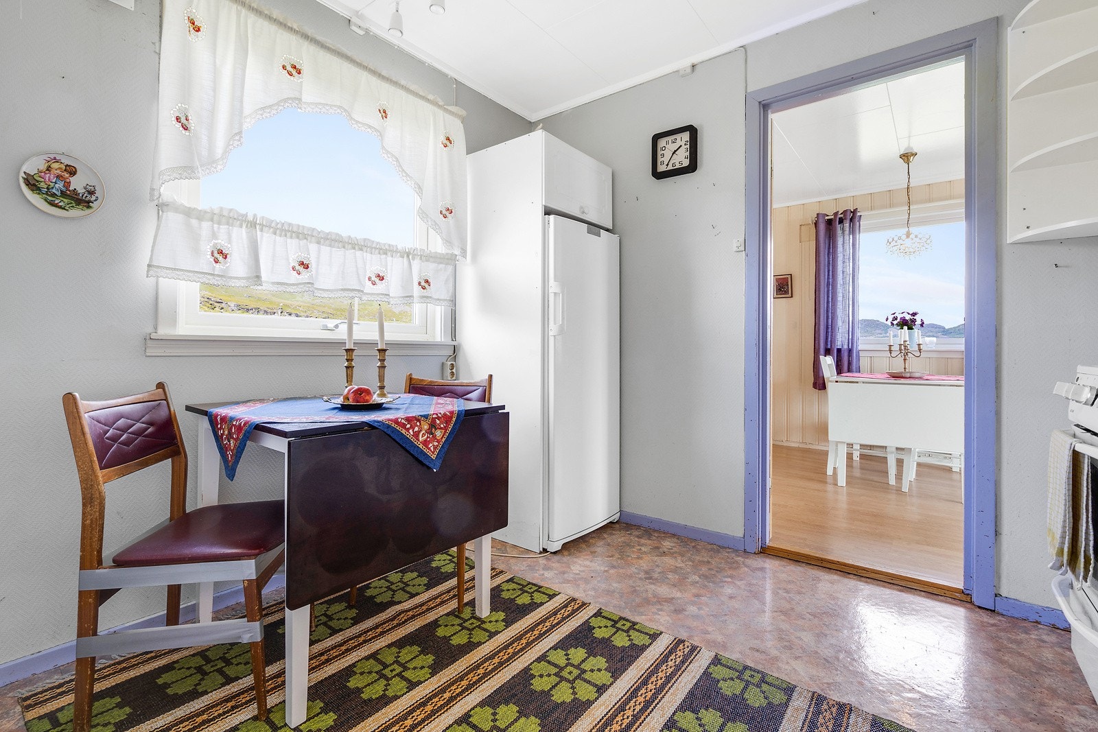 Kjøkken med spiseplass Galleribilde