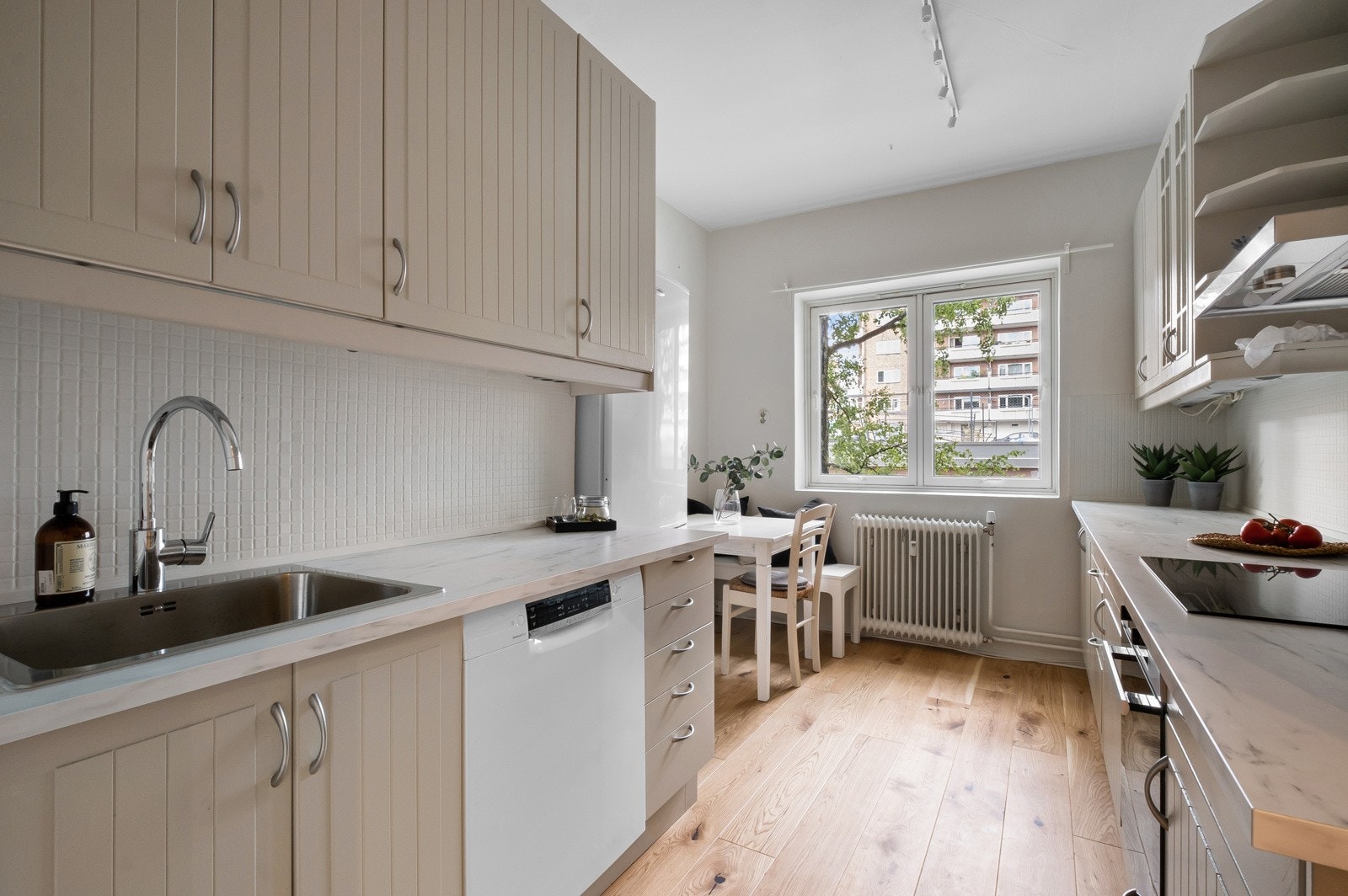 Romslig kjøkken som kan kombineres som felles oppholdsrom. Galleribilde